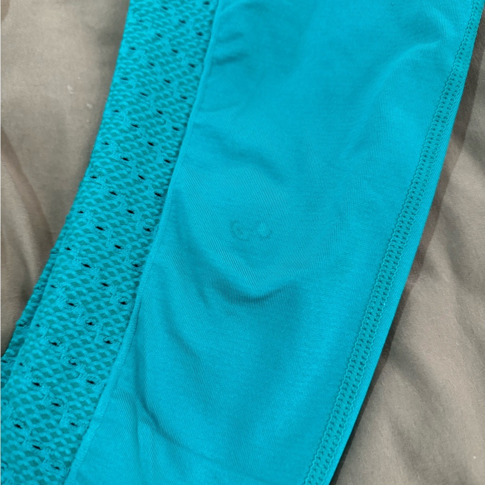 Fabletics Leggings! Size small! Green/turquoise color I would say!